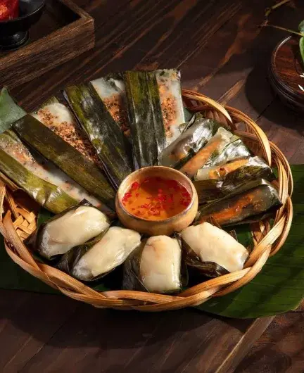 Bánh cuốn gói lá xếp trong rổ tre