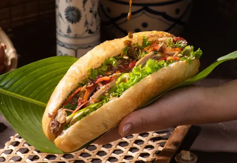 Bánh mì, gỏi cuốn và các món ăn kèm trên bàn