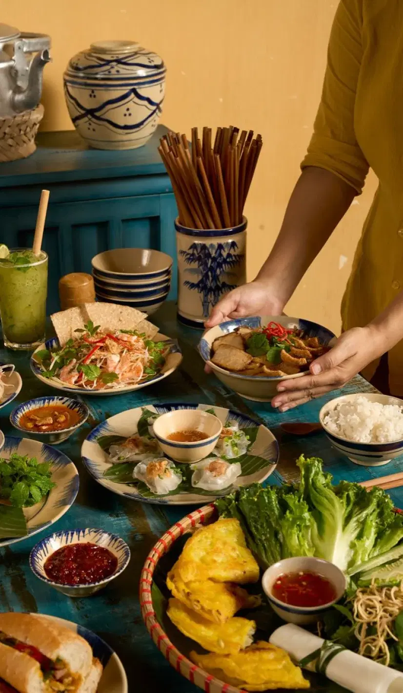 Mâm cơm Việt nhiều món dọn trên bàn gỗ